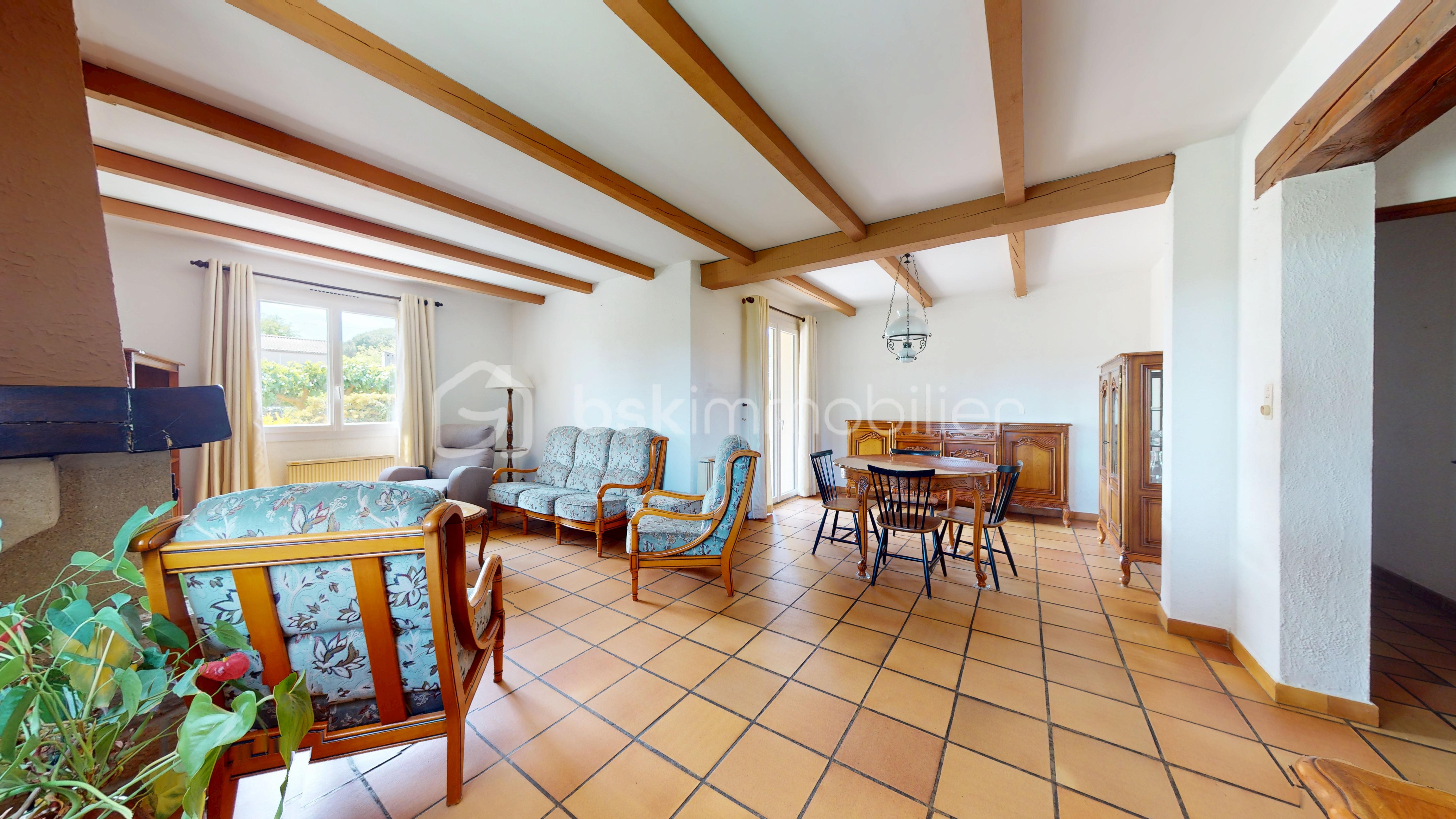 Maison traditionnelle de 124 m² - Maison-T5-dans-un-ecrin-de-verdure-05162025_195709.jpg