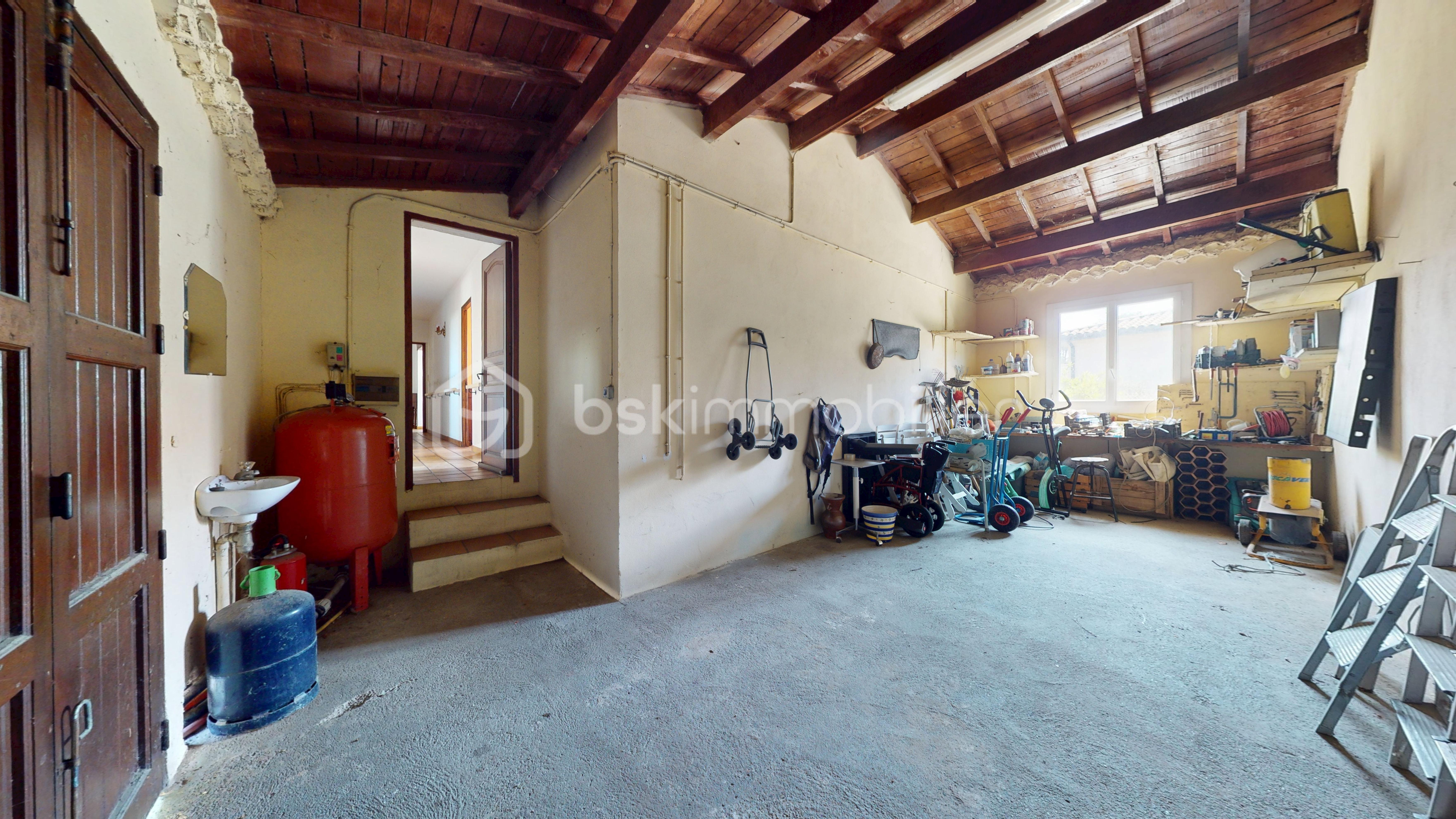 Maison traditionnelle de 124 m² - Maison-T5-dans-un-ecrin-de-verdure-05162025_205219.jpg