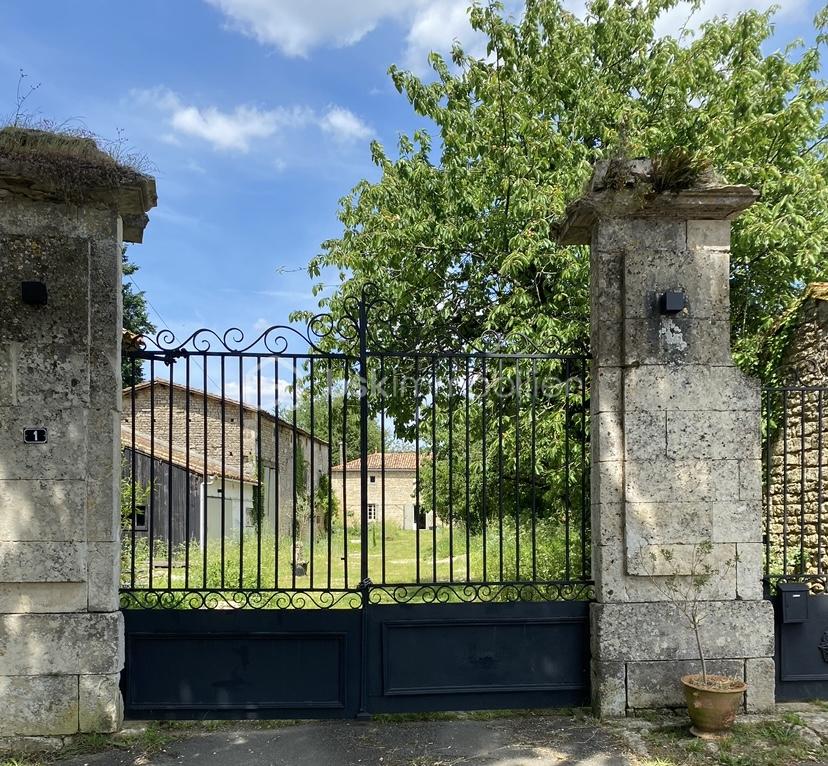 Maison en pierre de 160 m² - portail.jpeg