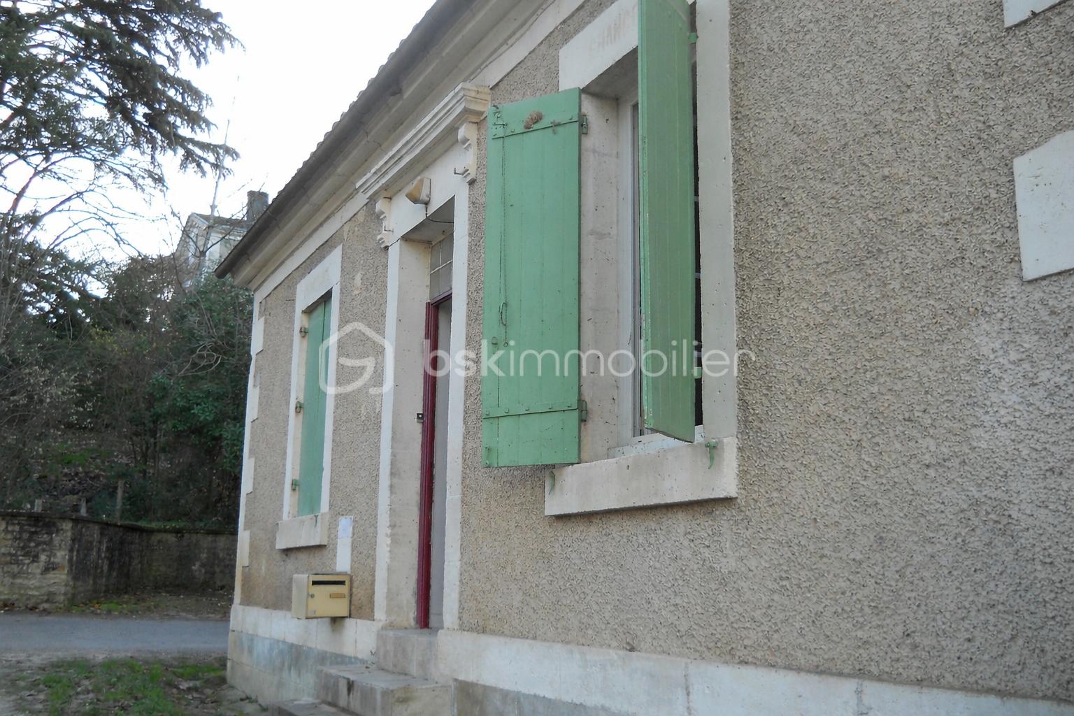 Maison ancienne de 160 m² - Maison de campagne sous ciel gris CHAT.png
