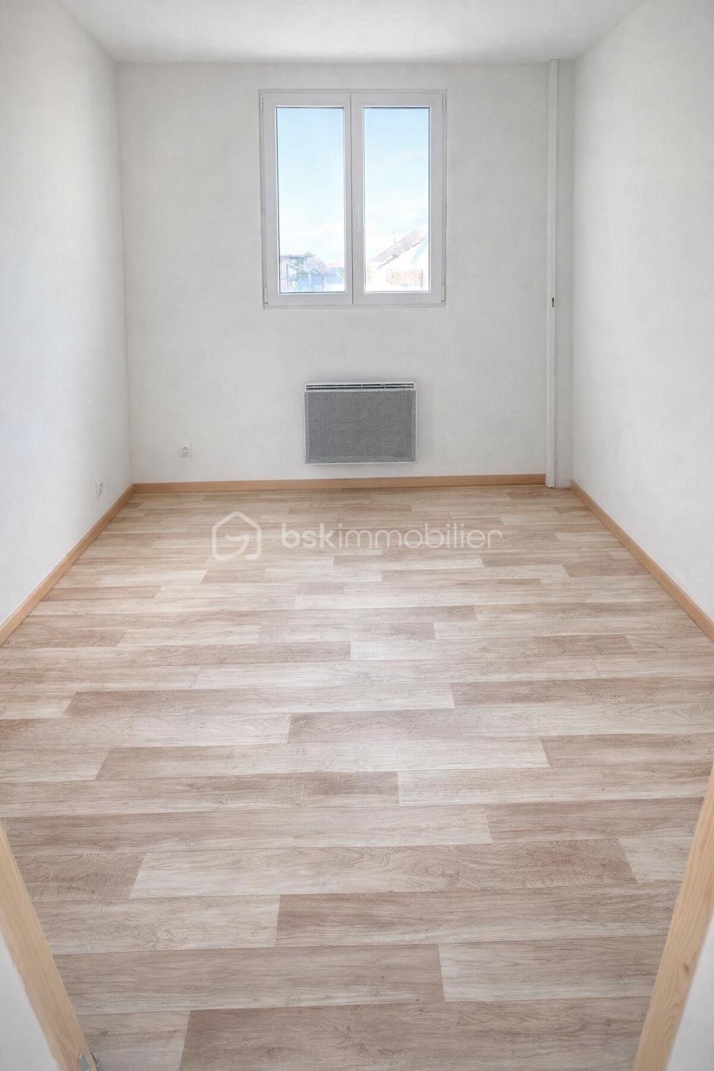 Maison de 40 m² - Chambre vide avec parquet clair.png