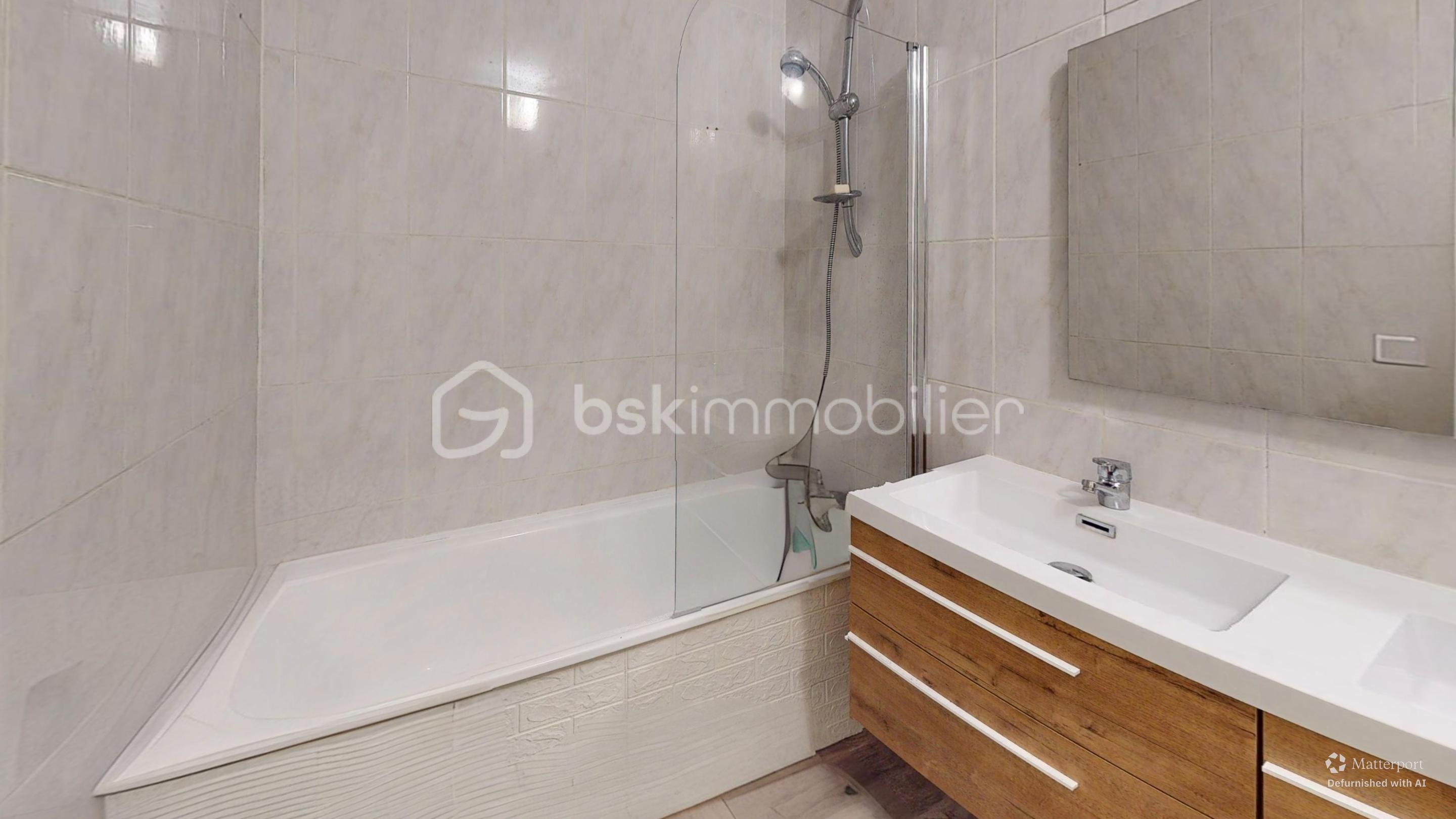 Maison de 102 m² - montlieu-la-garde-Bathroom-Defurnished.jpg