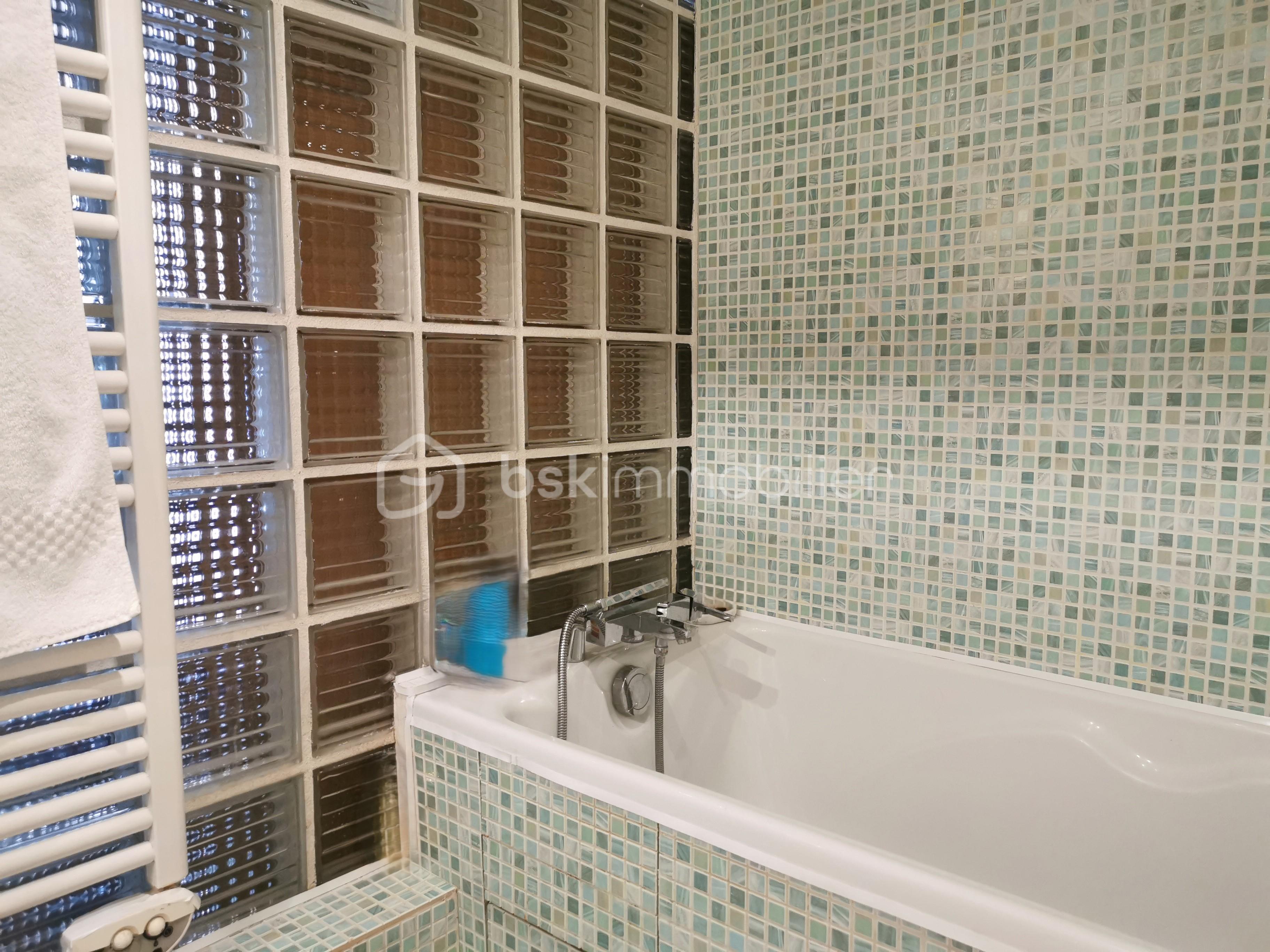 Appartement de 96,65 m² - 13 SDB BAIN.jpg