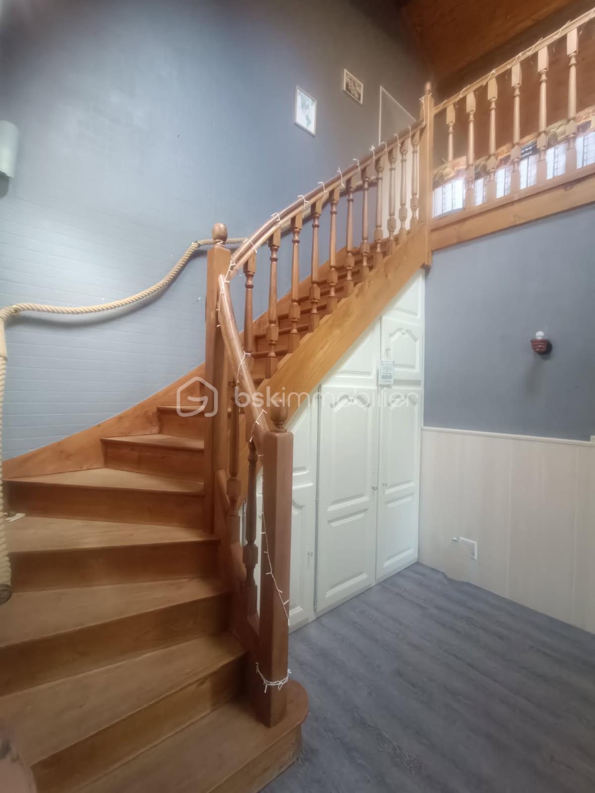 Maison ancienne de 234 m² - ESCALIER.jpg