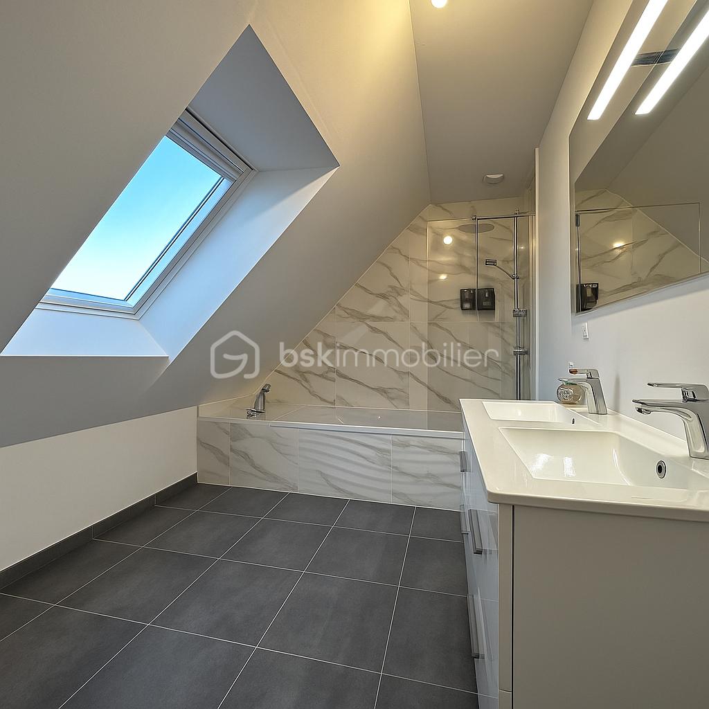 Maison de 99 m² - Salle de bain moderne sous plafond incliné.png